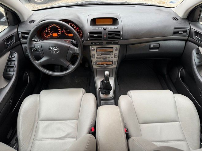 Toyota Avensis 1.8 VVTi 130cv Sol 1re main Gris de 2005