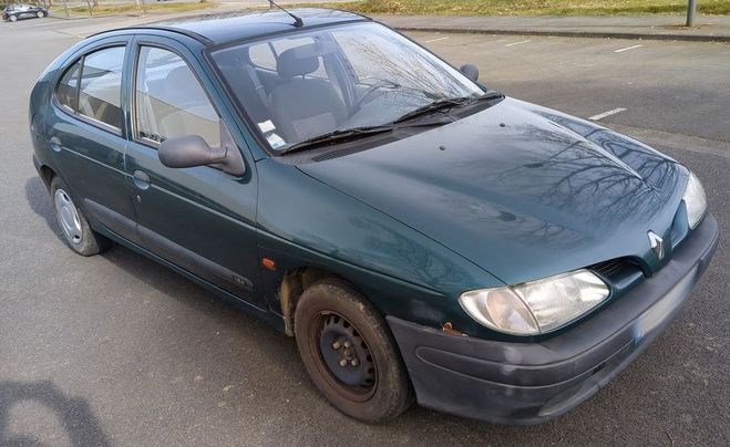 Renault Megane  I verte - 199 900 km - essence  de 1996