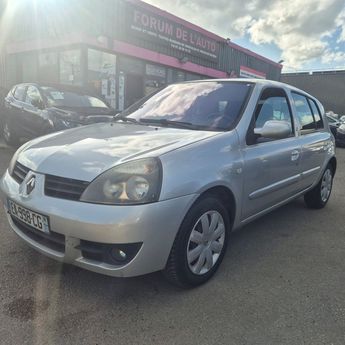  Voir détails -Renault Clio II 1.2 16V PRIVILEGE 5P à Coignires (78)
