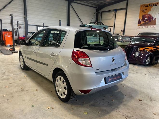 Renault Clio III PHASE 2 5P DCI (75CH) ECO2 70cv BVM Gris de 2011