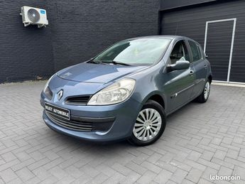  Voir détails -Renault Clio 3 1.5 dci 70 cv 4 ch confort expression à Fretin (59)