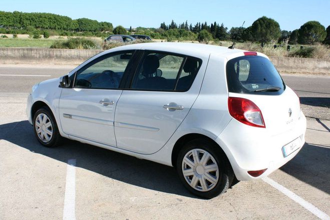 Renault Clio III 1.2 16V 75CH ZEN 5P Blanc de 2014