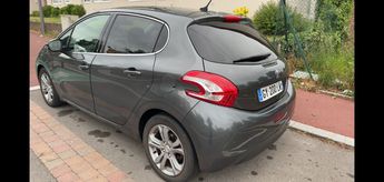 Voir détails -Peugeot 208 1.6 BLUEHDI 120CH FELINE S&S 5P à Voreppe (38)