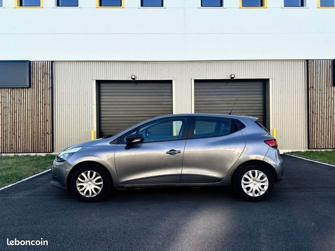 Renault Clio IV 1.2 16V 75CH LIFE 5P PREMIRE MAIN Gris de 2016