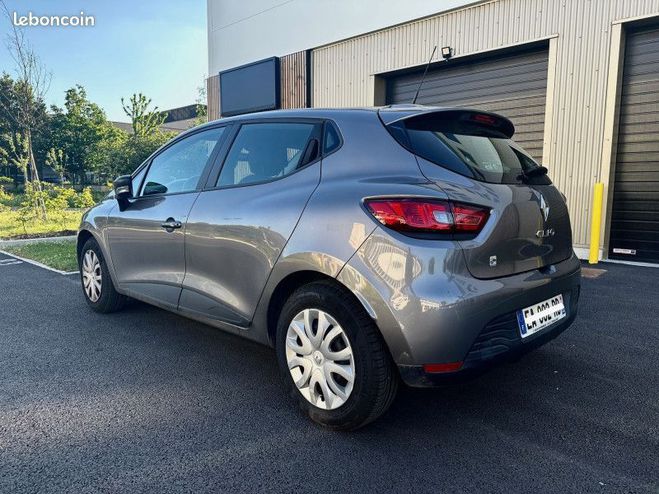 Renault Clio IV 1.2 16V 75CH LIFE 5P PREMIRE MAIN Gris de 2016