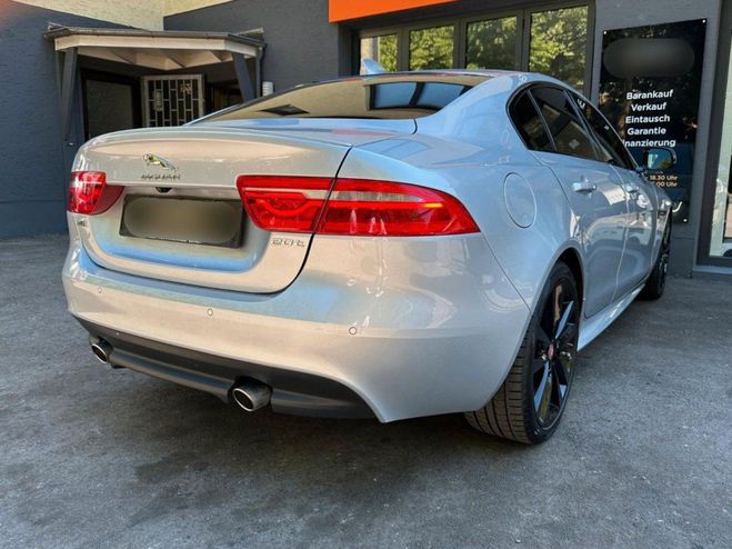 Jaguar XE 2.0i - 200 - BVA BERLINE R-Sport PHASE 1 Gris aluminium de 2019