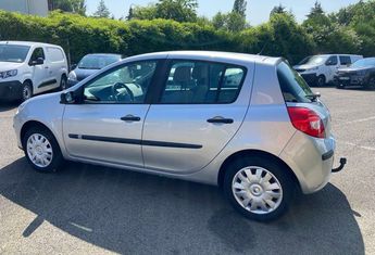  Voir détails -Renault Clio III 1.4 L 16 v 98 cv à Bavilliers (90)
