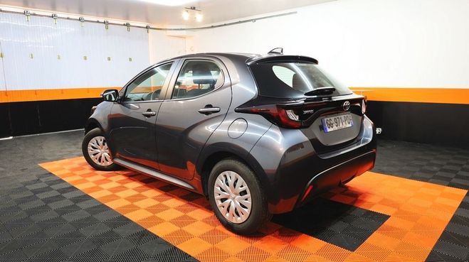 Toyota Yaris 70 VVT-I DYNAMIC 5P MY22 Gris F de 2022