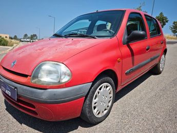  Voir détails -Renault Clio 2 1.4 à Brignoles (83)
