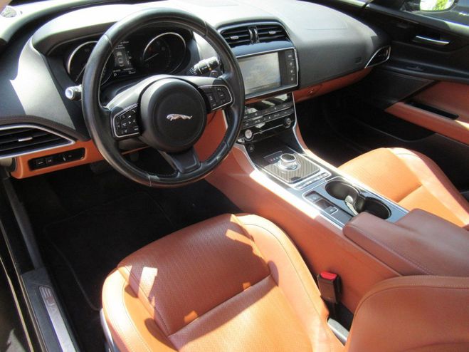 Jaguar XE 2.0 200CH PORTFOLIO BVA8 Noir de 2016