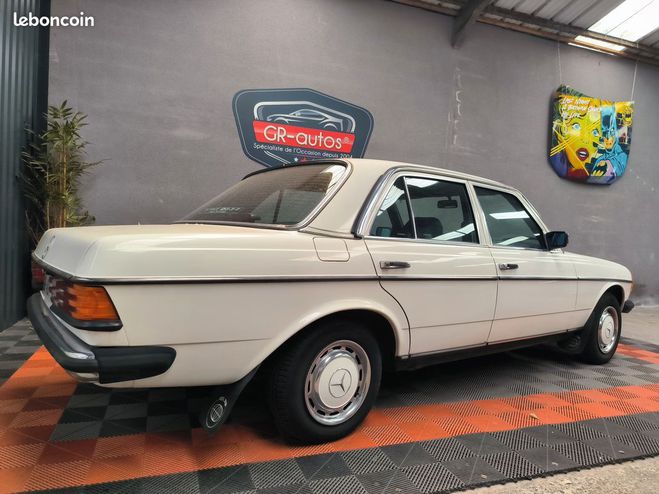 Mercedes 230 E123 143.000kms Dans la mme famille dep Blanc de 1984