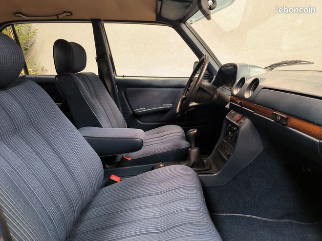 Mercedes 230 E123 143.000kms Dans la mme famille dep Blanc de 1984