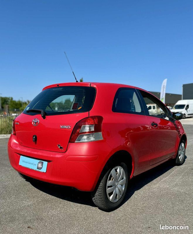 Toyota Yaris II Phase 2 1.0 VVT-i 70ch Rouge de 2010