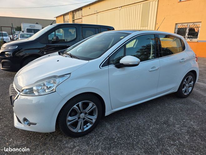 Peugeot 208 1.6l 120ch Allure Blanc de 2012