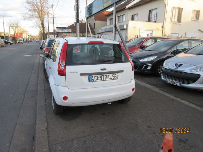 Ford Fiesta Ford Fiesta 1.4 16V 80CH GHIA 5P BLANC de 2008