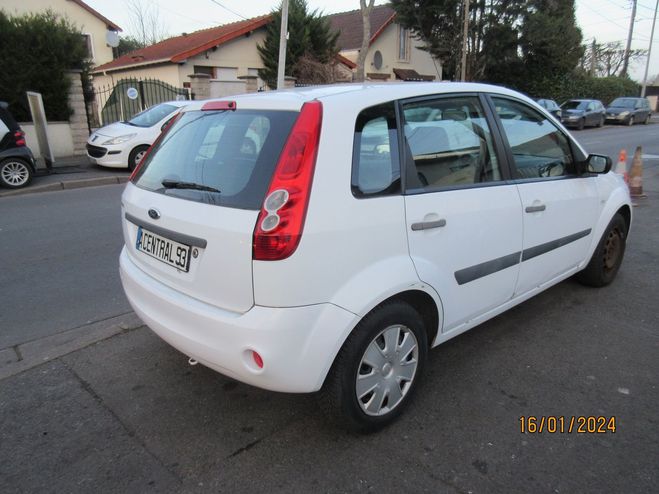 Ford Fiesta Ford Fiesta 1.4 16V 80CH GHIA 5P BLANC de 2008