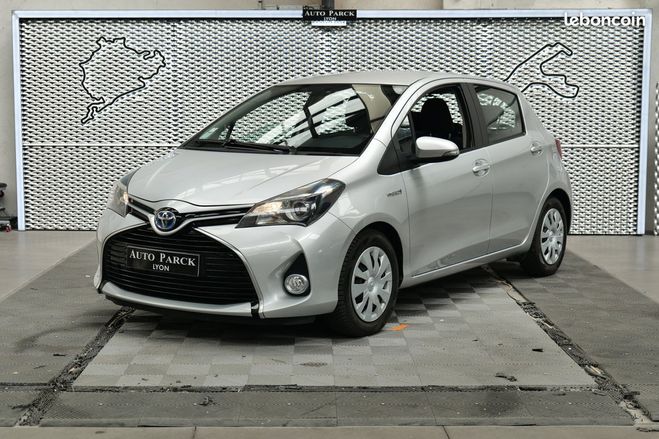 Toyota Yaris 100h dynamic boite automatique camera de Gris de 2015