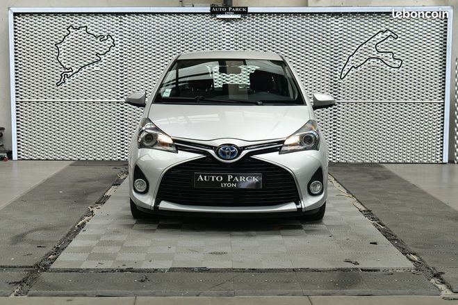 Toyota Yaris 100h dynamic boite automatique camera de Gris de 2015