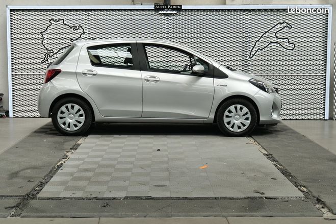 Toyota Yaris 100h dynamic boite automatique camera de Gris de 2015
