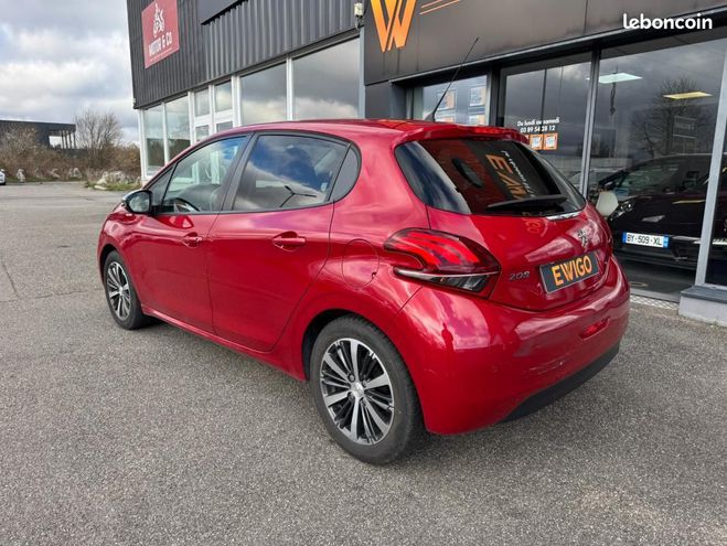 Peugeot 208 1.2 PURETECH 82ch STYLE COURROIE DISTRI  Rouge de 2018