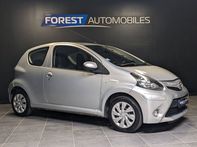 Cliquer pour voir la photo suivante Toyota Aygo 1.0 VVT-i 68ch Dynamic 3p / Garantie 12 GRIS de 2013