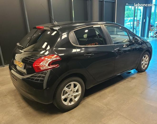 Peugeot 208 1.2 PureTech 82ch ACTIVE Noir de 2014