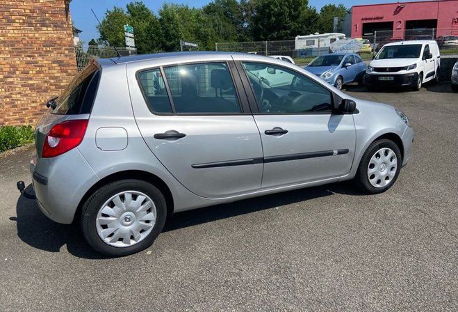 Renault Clio III 1.4 L 16 v 98 cv  de 2005