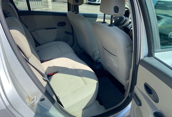 Renault Clio III 1.4 L 16 v 98 cv  de 2005