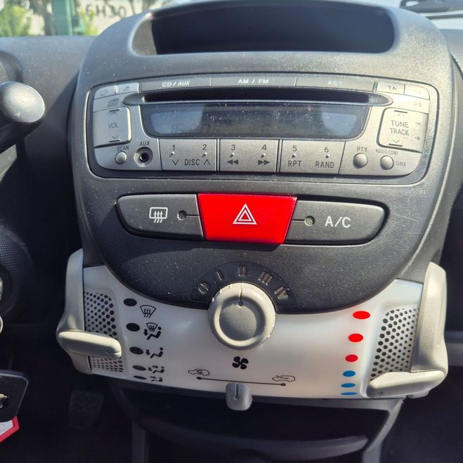 Peugeot 107 (3) 1.0 12V 68 ENVY 5P 80000KM AN2014 Gris de 2014