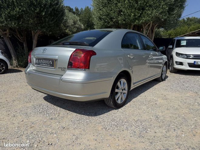 Toyota Avensis 115 D-4D SOL 5P Gris de 2005
