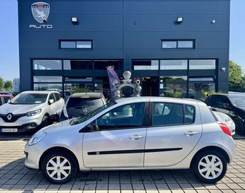  Voir détails -Renault Clio CONFORT DYNAMIQUE 1.4 100ch 16V à Nouvoitou (35)