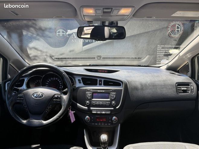 Kia Ceed d SW Ceed 1.6 CRDI 128CH ATTELAGE GARANT Gris de 2013