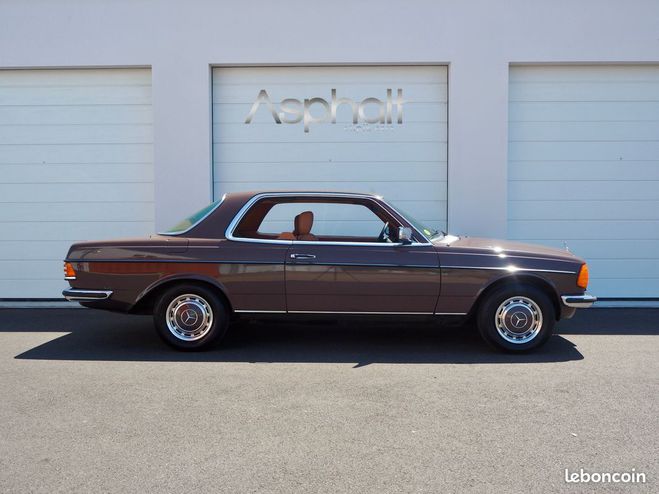 Mercedes 230 230C Coup 1977 BVM4 Marron de 1977