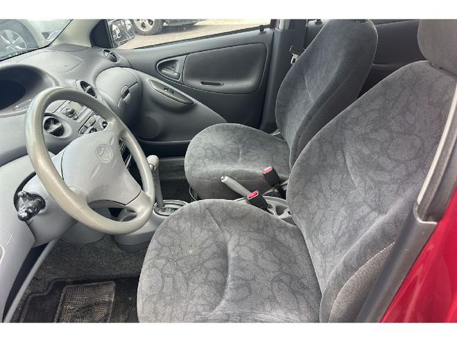 Toyota Yaris 85 VVT-i Lina Sol BVA Rouge de 2002