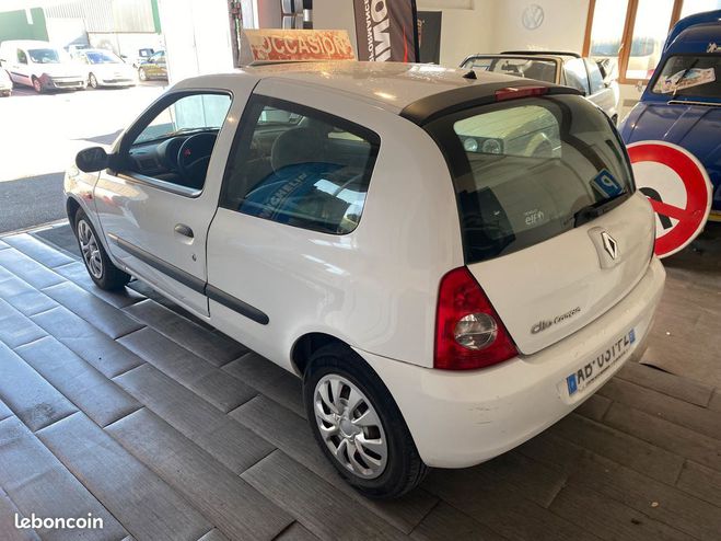 Renault Clio II (2) 1.5 dci 65 Authentique Socit 3  Blanc de 2009