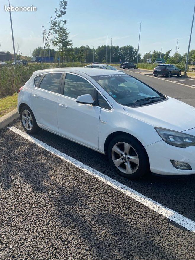 Opel Astra 2.0 cdti 160ch moteur hs Blanc de 2010
