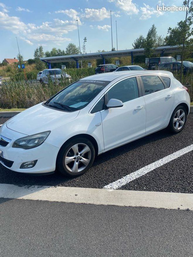 Opel Astra 2.0 cdti 160ch moteur hs Blanc de 2010