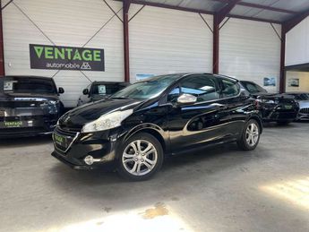  Voir détails -Peugeot 208 1.2 PureTech 82ch BVM5 Allure à  La Ciotat (13)