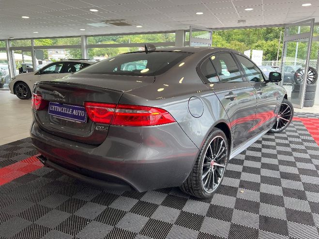 Jaguar XE 2.0 D - 180 ch BVA AWD R-Sport Grise de 2018