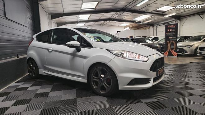 Ford Fiesta 1.6 ECOBOOST 180 ST DISTRIBUTION NEUVE Blanc de 2014