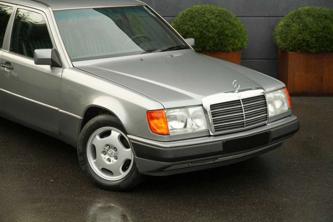 Mercedes Classe E Mercedes Classe E 260 Pullman Limousine 6 Doors V124 Gris Métallisé de