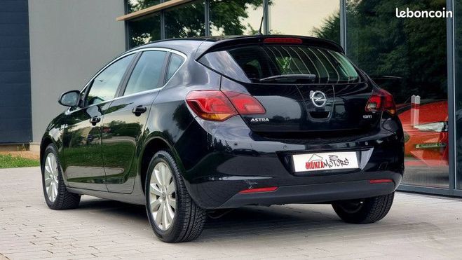 Opel Astra 1.7 CDTI110 FAP COSMO Noir de 2010