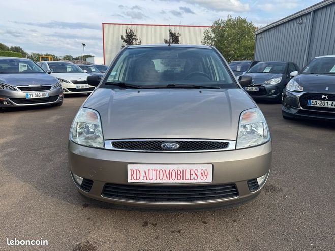 Ford Fiesta 1.6 16V 80 CH Ghia Marron de 2004