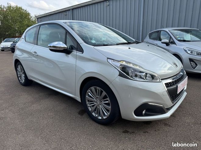 Peugeot 208 1.0 PTCE 110 CH Allure Blanc de 2016