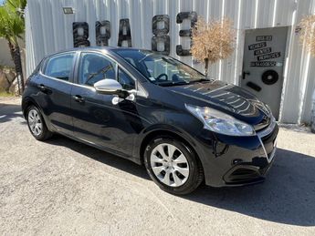  Voir détails -Peugeot 208 1.2i PureTech 12V - 68 BERLINE Like PHAS à  Le Muy (83)