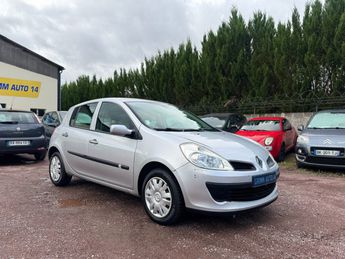 Voir détails -Renault Clio II II 1.5 dci 70ch Authentique à Caen (14)