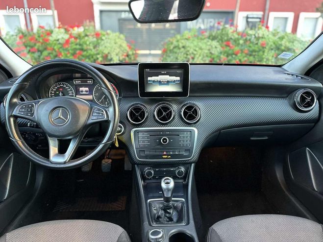 Mercedes Classe GLA Classe benz 180 cdi intuition 2015 Rouge de 2015