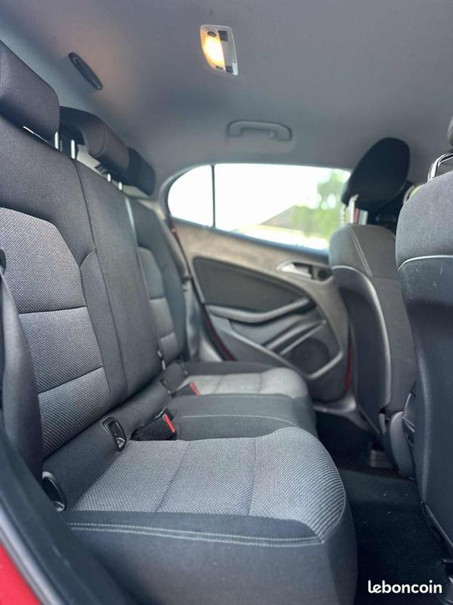 Mercedes Classe GLA Classe benz 180 cdi intuition 2015 Rouge de 2015