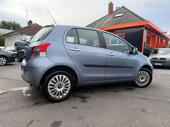 Toyota Yaris 90 D-4D MILLENIUM 5P Gris de 2010