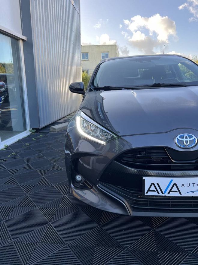 Toyota Yaris IV 116h Design 5p MY21 GRIS F de 2021